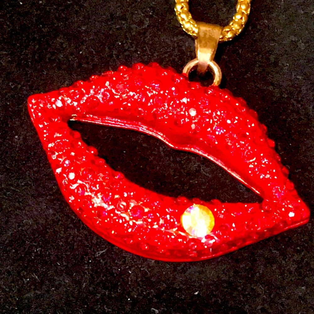 NWT Shimmery Red Lip Crystal Pendant Necklace - Picture 4 of 6